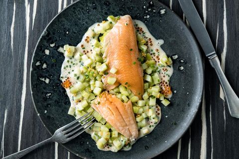 Saiblingsfilet mit Senfgurke, Sauerkraut-Beurre-blanc und Forellenkaviar