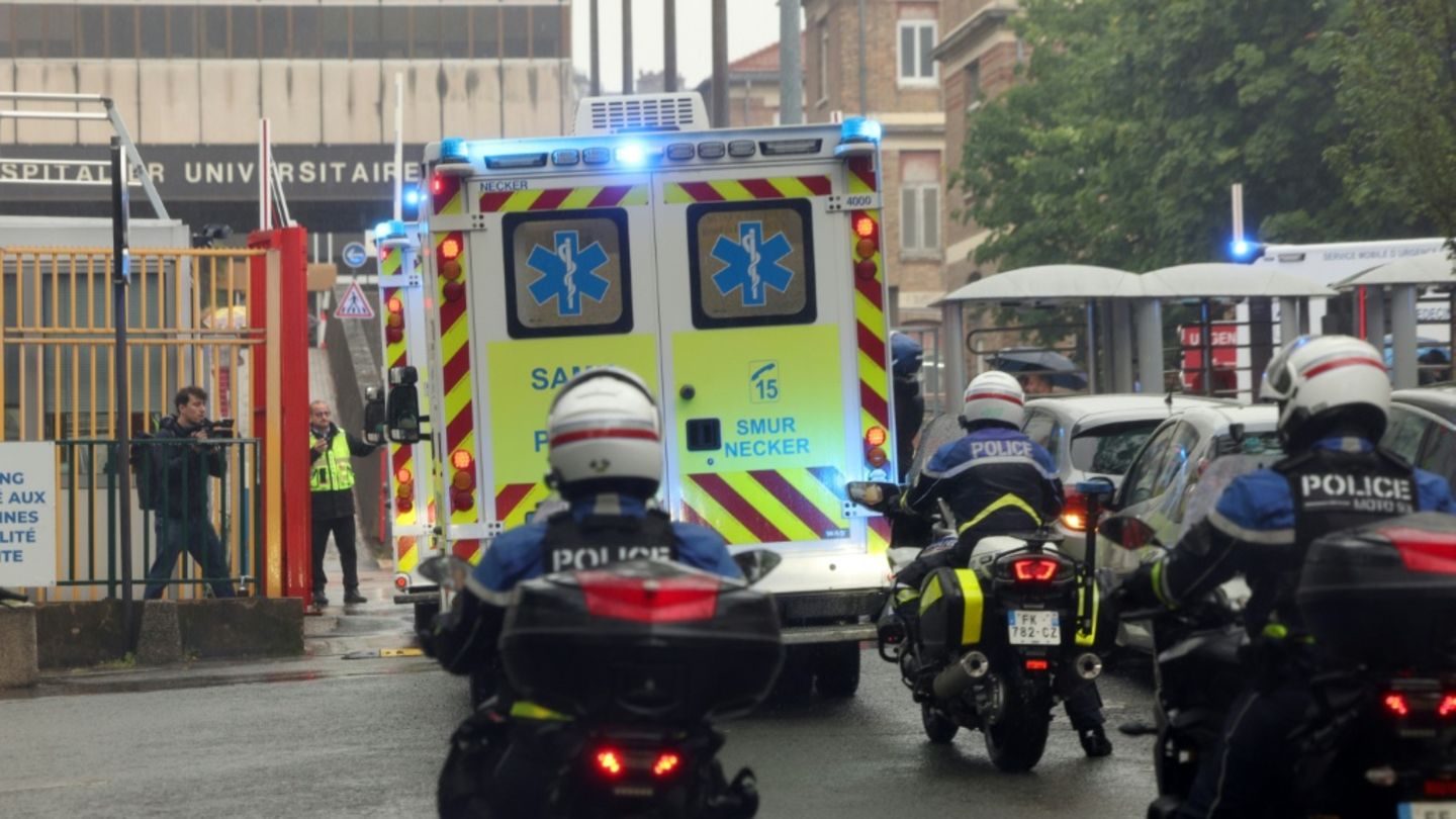 Ankunft der Passagiere in einem Krankenhaus in Paris