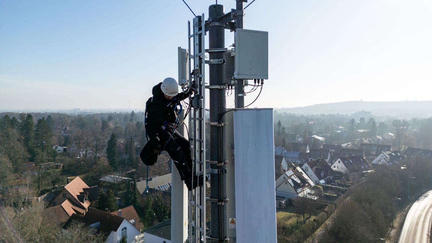 Ein Telekom-Techniker an einem Mobilfunk-Masten - an so einem Standort könnten künftig auch Anti-Drohnen-Sensoren hängen. (Archi