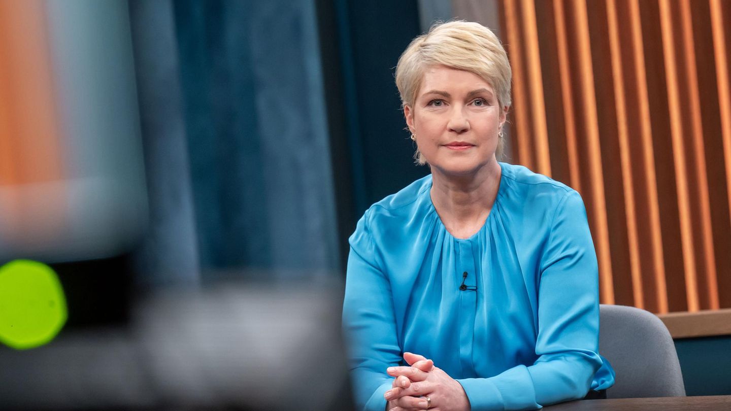 Manuela Schwesig trägt eine blaue Bluse, sie sitzt in einem Fernsehstudio
