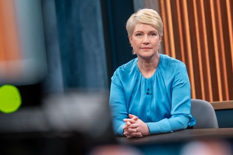 Manuela Schwesig trägt eine blaue Bluse, sie sitzt in einem Fernsehstudio