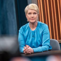Manuela Schwesig trägt eine blaue Bluse, sie sitzt in einem Fernsehstudio