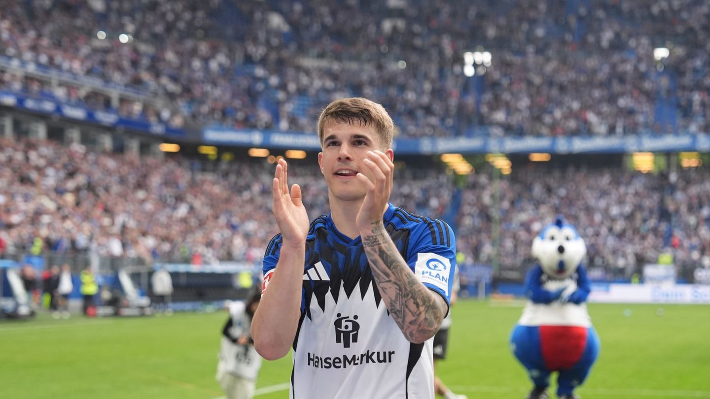 Applaus für die Fans: HSV-Verteidiger Luka Vuskovic nimmt Abschied. Foto: Marcus Brandt/dpa