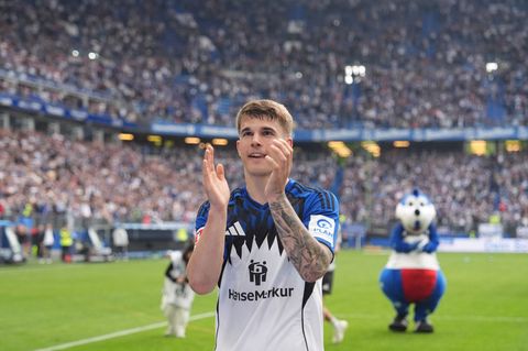 Applaus für die Fans: HSV-Verteidiger Luka Vuskovic nimmt Abschied. Foto: Marcus Brandt/dpa