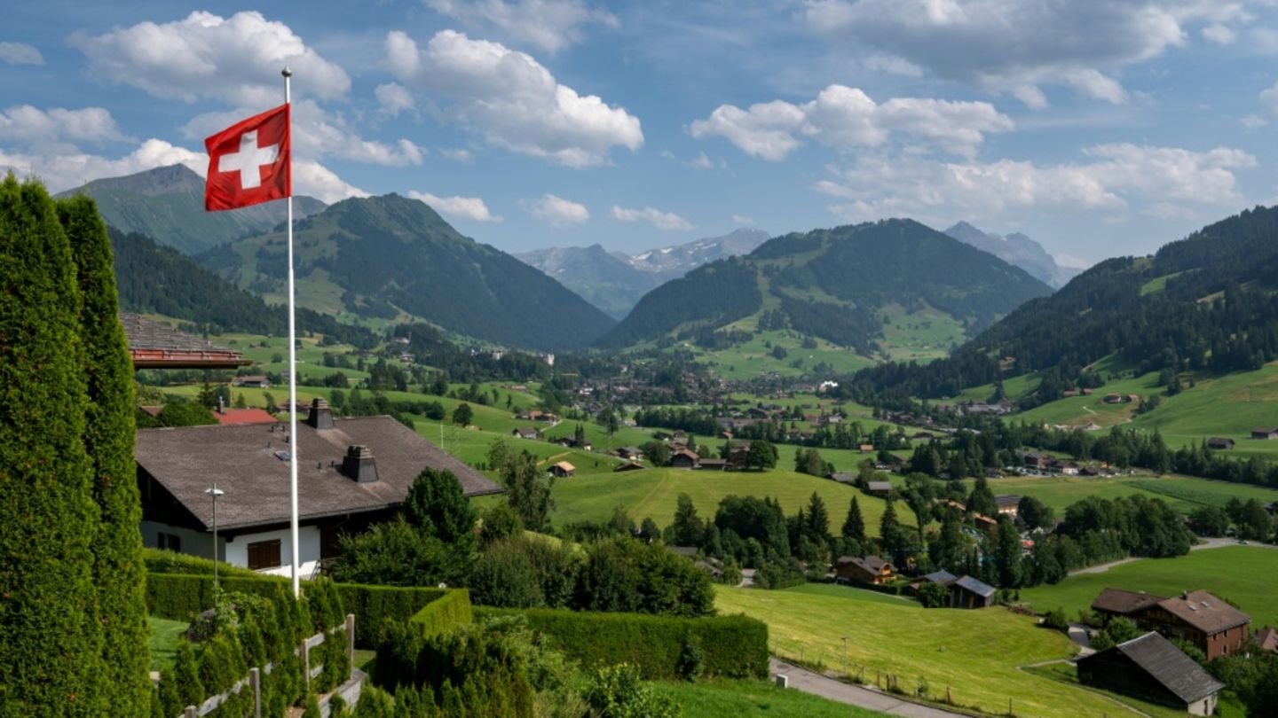 Dorf in Schweizer Alpen