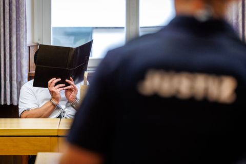 Der Angeklagte soll in Bayern einen Überfall und in Baden-Württemberg einen Einbruch begangen haben. (Symbolbild) Foto: Daniel K