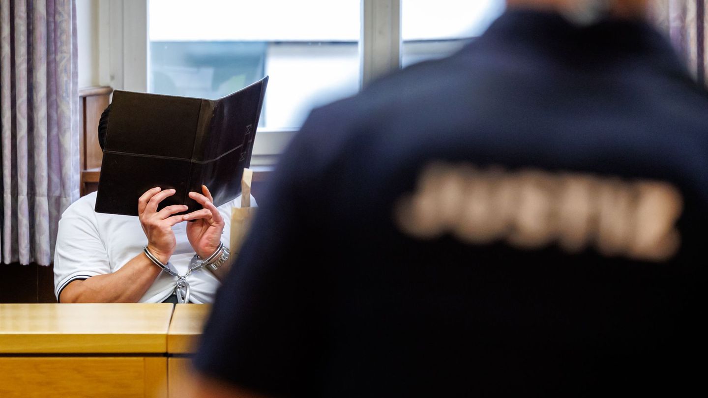 Der Angeklagte soll in Bayern einen Überfall und in Baden-Württemberg einen Einbruch begangen haben. (Symbolbild) Foto: Daniel K