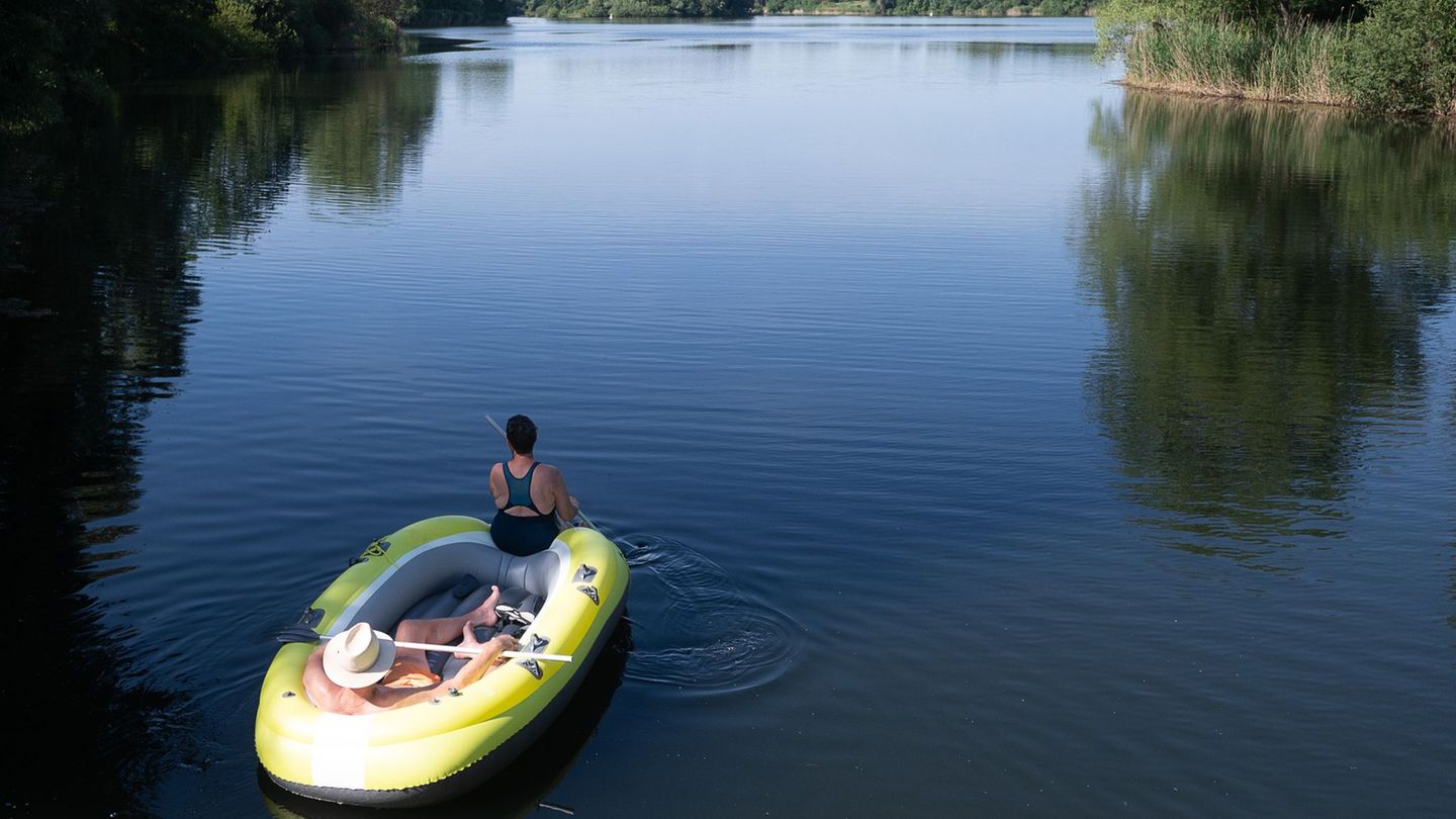 Lieber schwimmen oder lieber Schlauchboot? Hessens Badeseen dürften bei Sonnenschein wieder viele Besucher anlocken. (Symbolbild