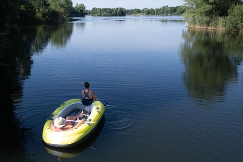 Lieber schwimmen oder lieber Schlauchboot? Hessens Badeseen dürften bei Sonnenschein wieder viele Besucher anlocken. (Symbolbild