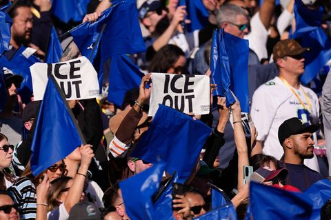 Fußball-WM: "ICE out"-Schilder beim Superbowl