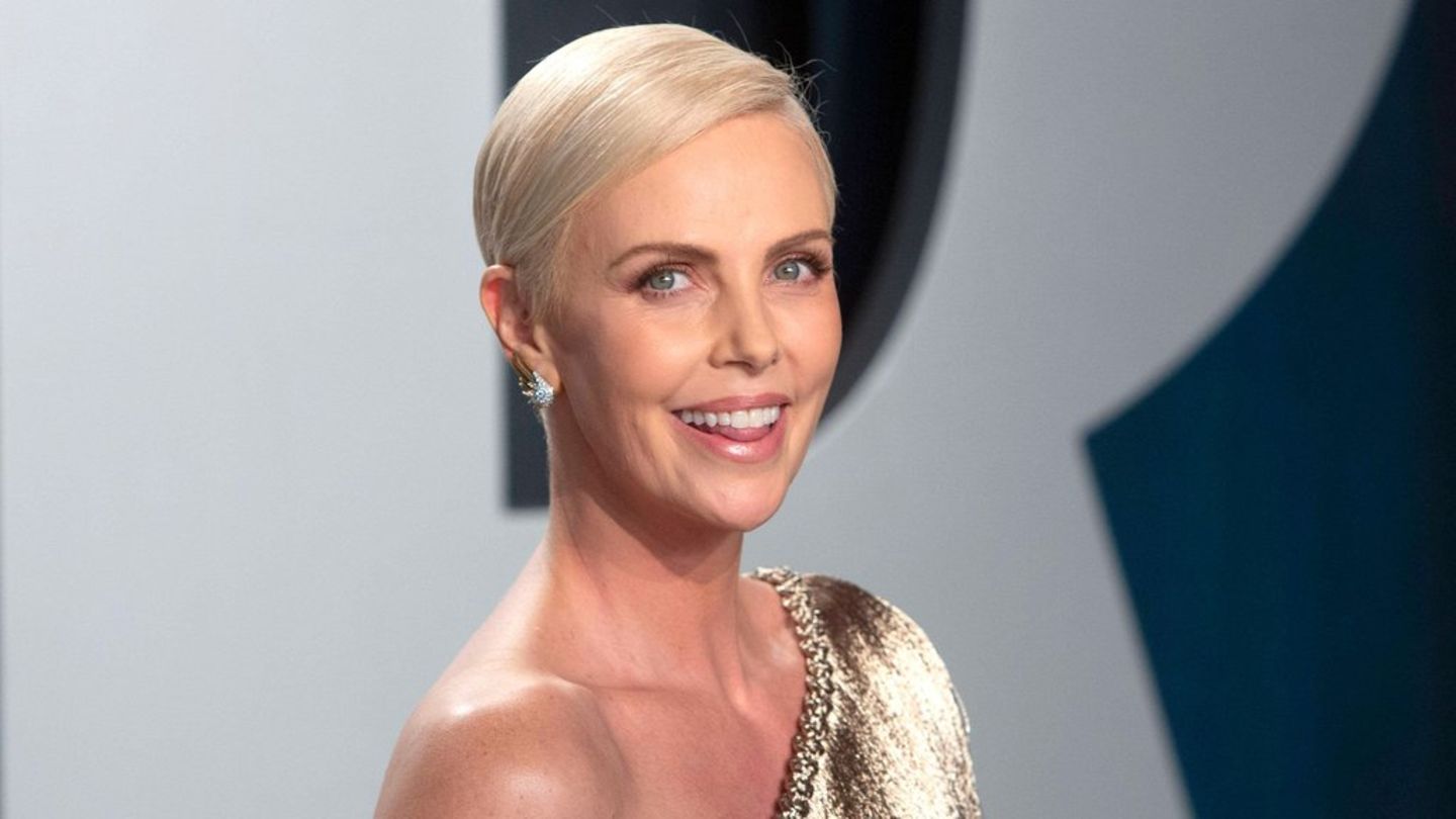 Charlize Theron hat 2012 und 2015 zwei Mädchen adoptiert.