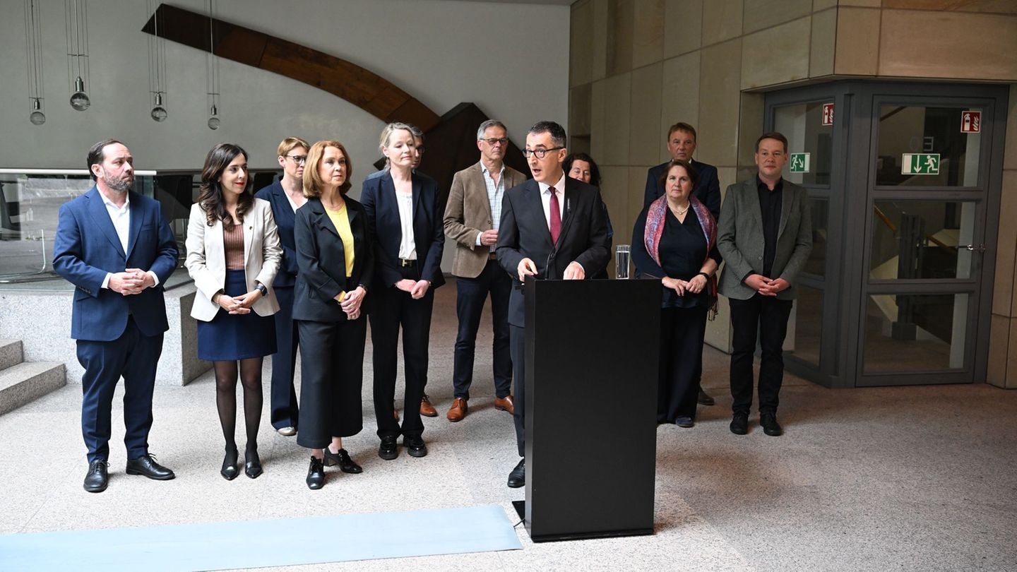 Cem Özdemir geht mit einer ziemlich erfahrenen Mannschaft in die neue Landesregierung. Foto: Bernd Weißbrod/dpa