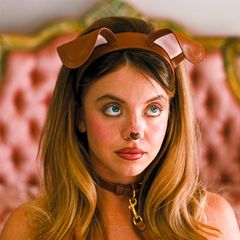 Sydney Sweeney als Hund verkleidet an einer Leine und mit Hundeohren