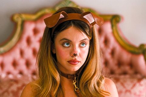 Sydney Sweeney als Hund verkleidet an einer Leine und mit Hundeohren