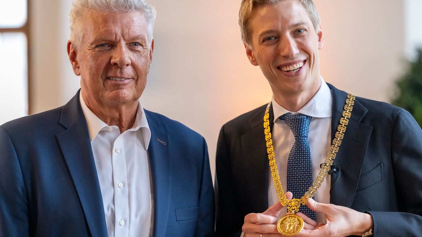 Altoberbürgermeister Dieter Reiter (SPD) hat nun auch offiziell das Amt an seinen Nachfolger Dominik Krause (Grüne) übergeben. F