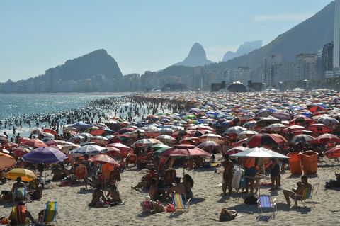 Copacabana: Ein brasilianischer Strand voller Sonnenschirme und Menschen