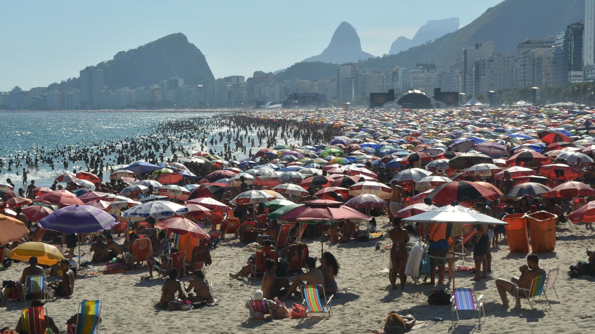 Copacabana: Ein brasilianischer Strand voller Sonnenschirme und Menschen