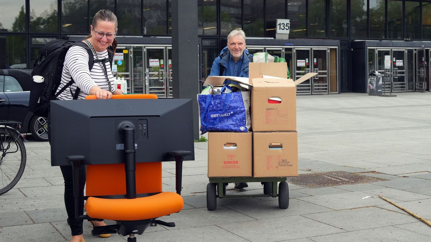 Nicht allen reicht eine Tüte, um die wichtigsten Sachen aus dem Büro zu holen. Foto: Soeren Stache/dpa