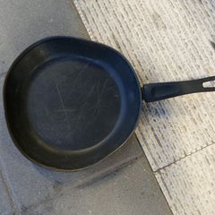 Tatwaffe und Beweismittel: Im Streit ging eine junge Frau mit der Bratpfanne auf einen 21-Jährigen los. Foto: -/Bundespolizeiins