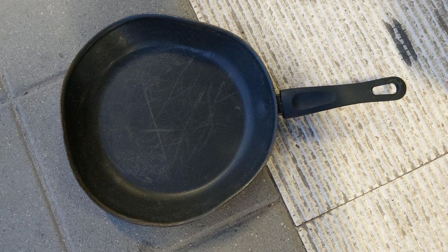 Tatwaffe und Beweismittel: Im Streit ging eine junge Frau mit der Bratpfanne auf einen 21-Jährigen los. Foto: -/Bundespolizeiins