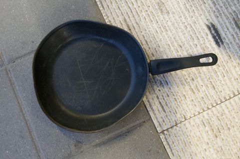 Tatwaffe und Beweismittel: Im Streit ging eine junge Frau mit der Bratpfanne auf einen 21-Jährigen los. Foto: -/Bundespolizeiins