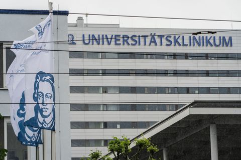 In der Uniklinik wurden die Passagiere untersucht. Foto: Andreas Arnold/dpa