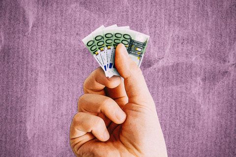 Montage: Eine Hand hält viel zu kleine Geldscheine zwischen Daumen- und Zeigefinger