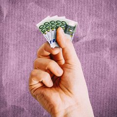 Montage: Eine Hand hält viel zu kleine Geldscheine zwischen Daumen- und Zeigefinger
