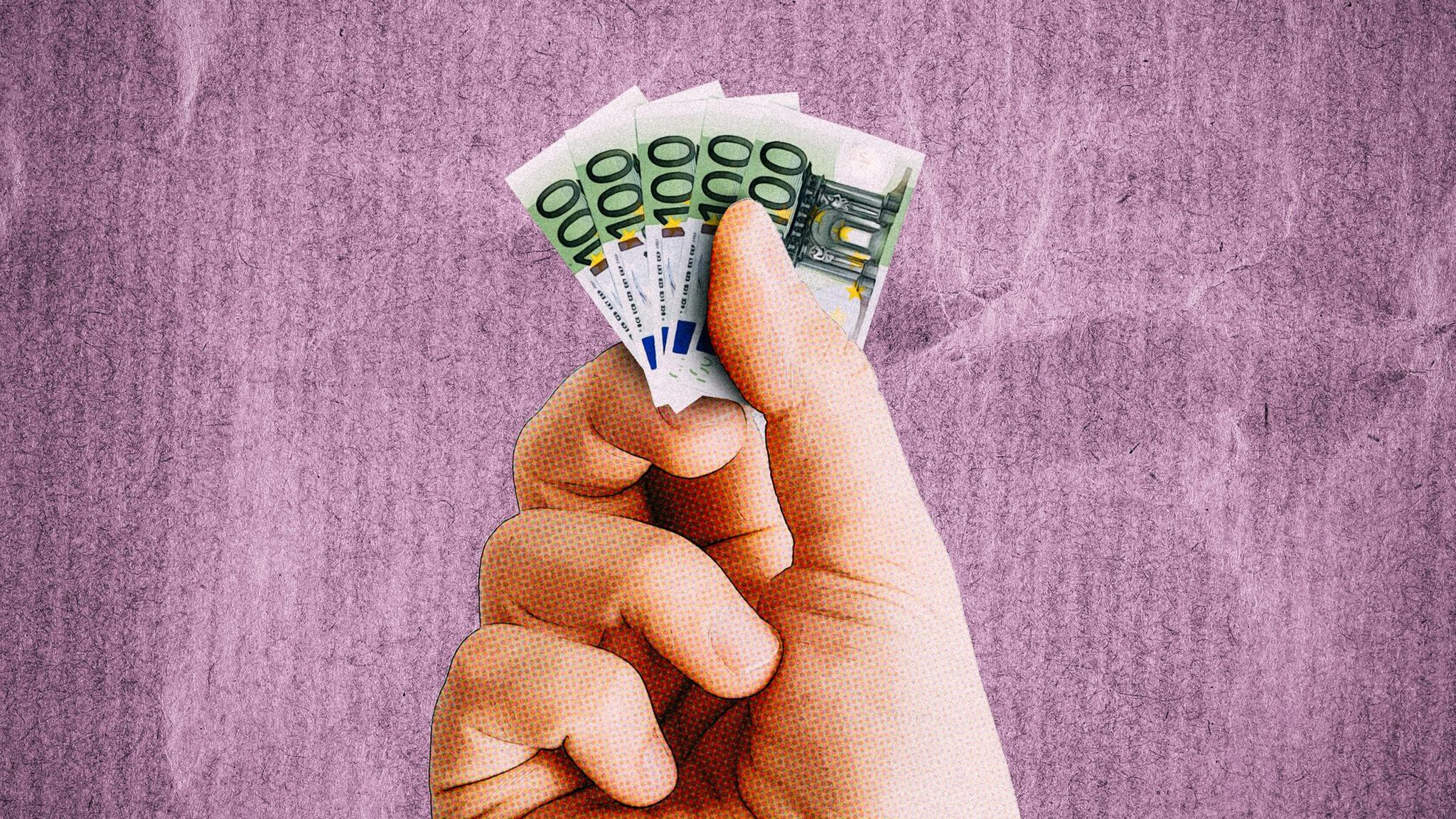 Montage: Eine Hand hält viel zu kleine Geldscheine zwischen Daumen- und Zeigefinger