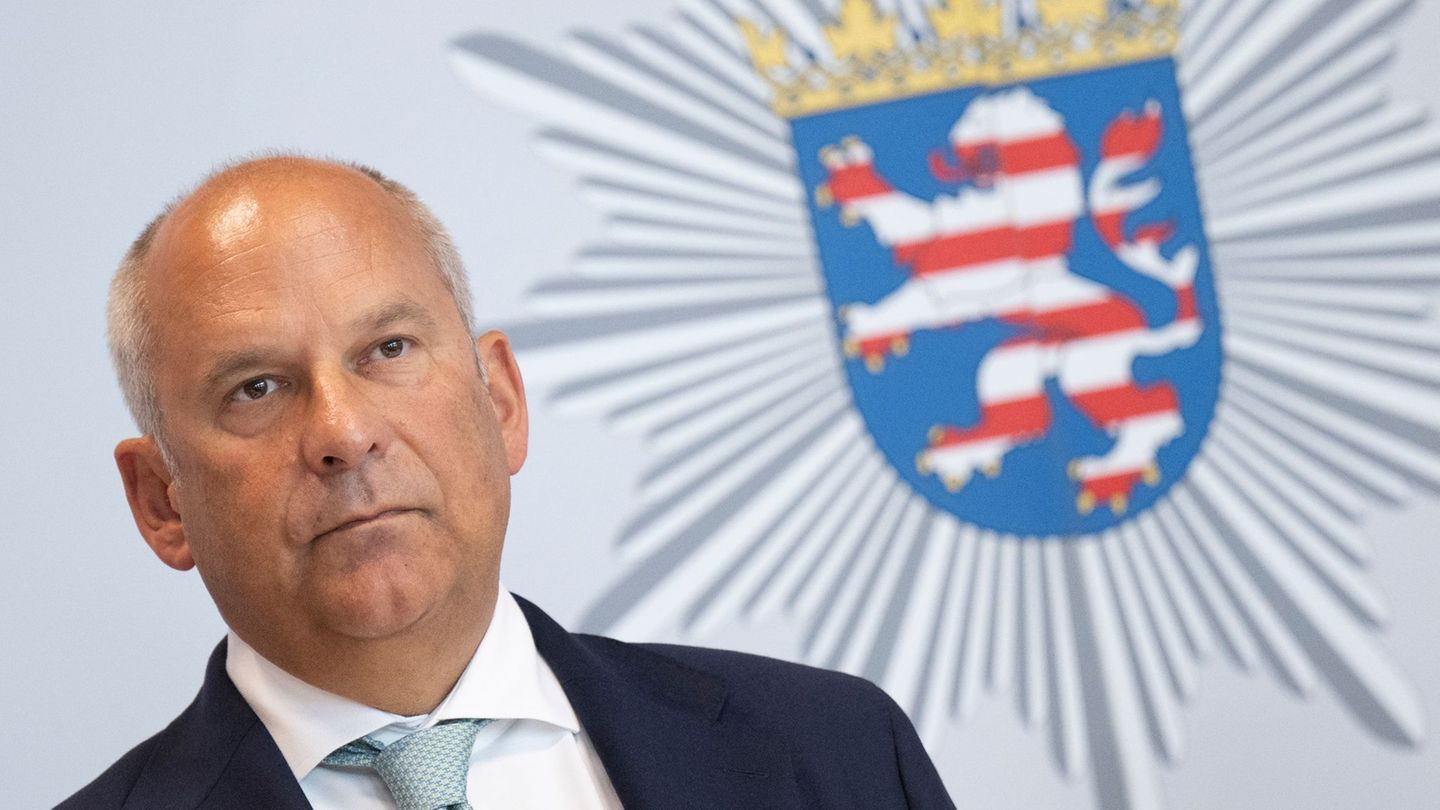 Der hessische Innenminister Roman Poseck (CDU) ist im Polizeipräsidium zu Gast. (Archivbild) Foto: Boris Roessler/dpa