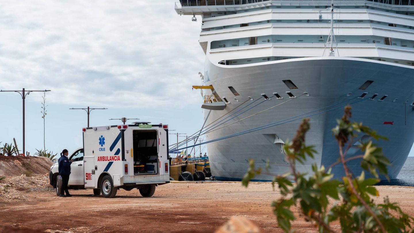 Krankenwagen neben Schiff