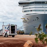 Krankenwagen neben Schiff