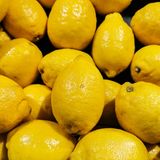 Gesunde Ernährung   Das Leben der Matrosen an Bord von Handels- oder Marineschiffen war hart und entbehrungsreich. Viele der oft jungen Seeleute überlebten die wochenlangen Schiffstouren nicht. Reihenweise fielen ihnen die Zähne aus, Wunden heilten schlecht und eine bleierne Müdigkeit überfiel sie. Bereits Mitte des 18. Jahrhunderts erkannten Ärzte die Ursache für die Skorbut genannte Krankheit: einen Mangel an frischem Obst und Gemüse. Da der Körper das damals noch unbekannte Vitamin C nicht speichern kann, muss es regelmäßig zugeführt werden. Als Schiffe für ihre Besatzungen Zitronensaft mitführten, endete die Zeit des massenhaften Skorbutes.