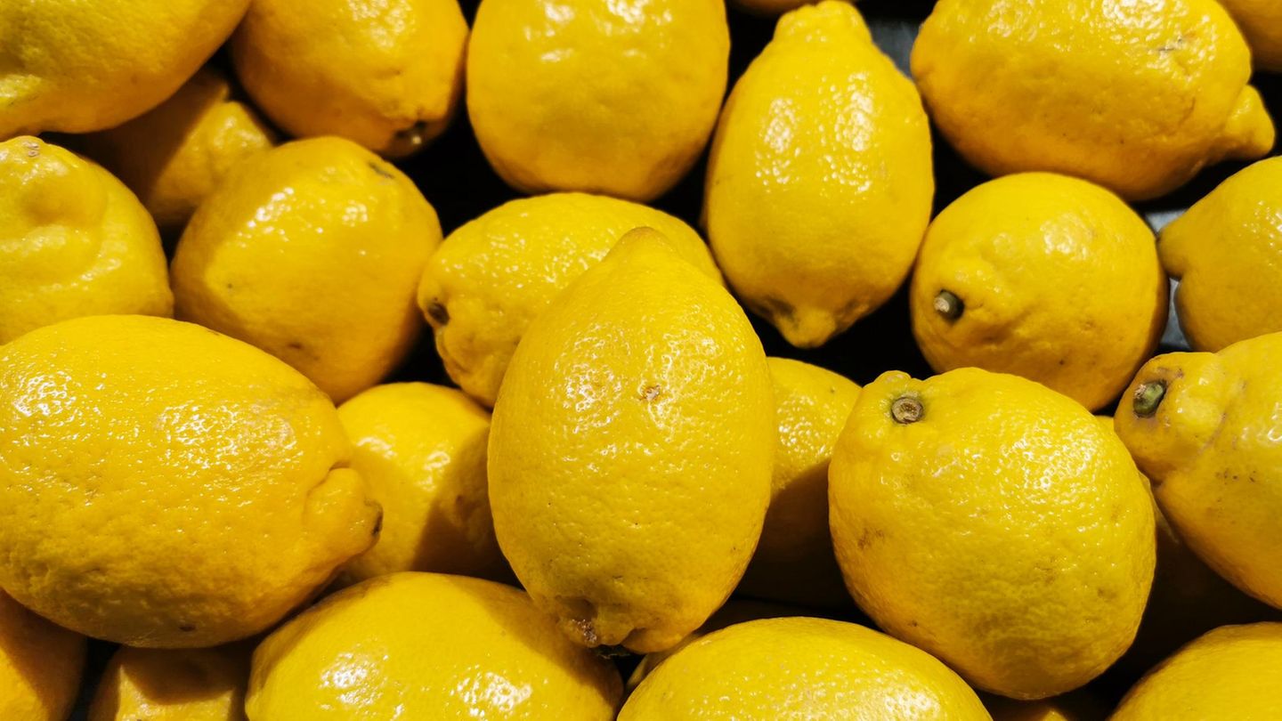 Gesunde Ernährung   Das Leben der Matrosen an Bord von Handels- oder Marineschiffen war hart und entbehrungsreich. Viele der oft jungen Seeleute überlebten die wochenlangen Schiffstouren nicht. Reihenweise fielen ihnen die Zähne aus, Wunden heilten schlecht und eine bleierne Müdigkeit überfiel sie. Bereits Mitte des 18. Jahrhunderts erkannten Ärzte die Ursache für die Skorbut genannte Krankheit: einen Mangel an frischem Obst und Gemüse. Da der Körper das damals noch unbekannte Vitamin C nicht speichern kann, muss es regelmäßig zugeführt werden. Als Schiffe für ihre Besatzungen Zitronensaft mitführten, endete die Zeit des massenhaften Skorbutes.