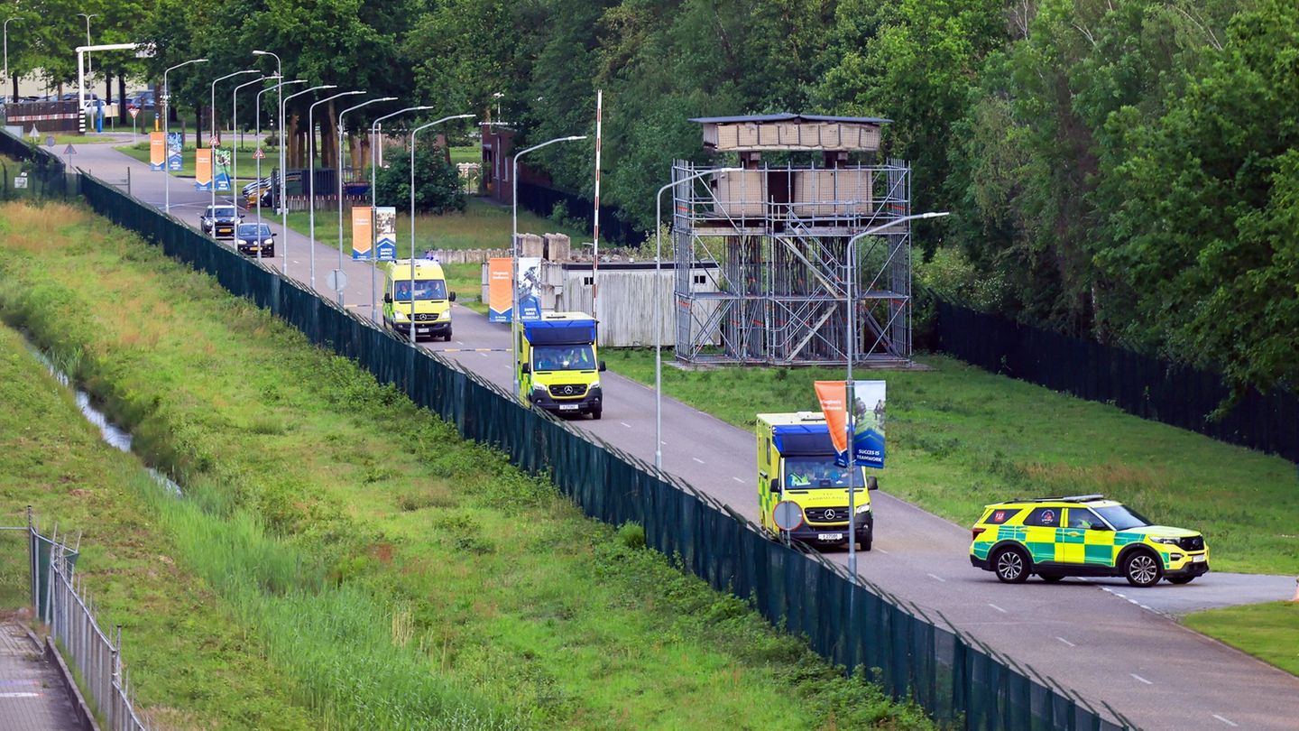 Rettungswagen erreichen den Flughafen Eindhoven. Foto: Christoph Reichwein/dpa