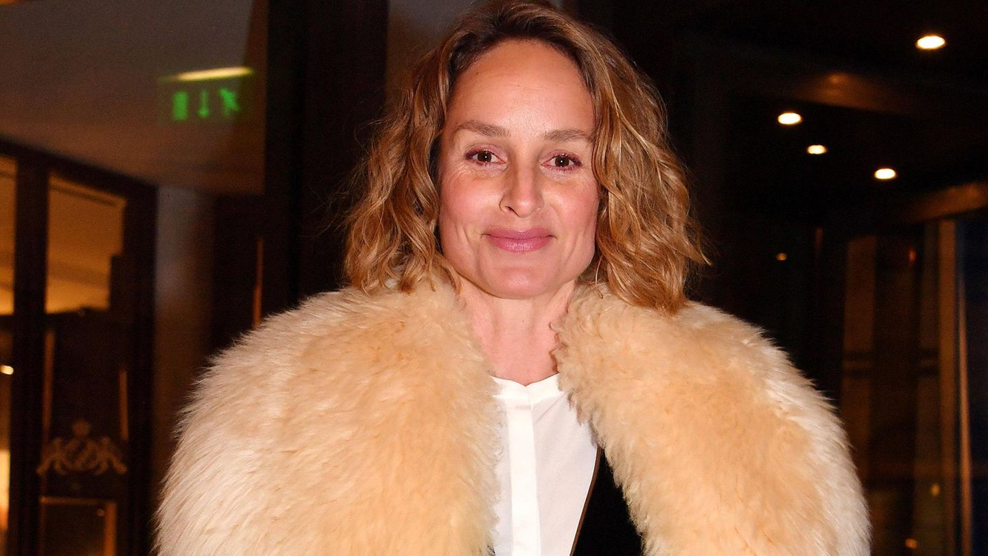 Lara Joy Körner schaut während einer Gala in der Kamera