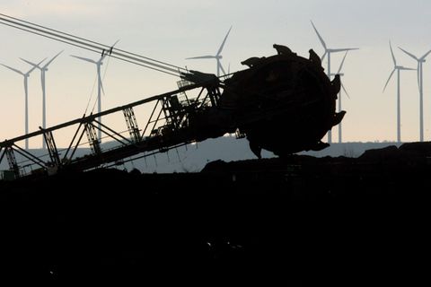 Ein Braunkohlebagger geht seiner Arbeit nach. Vom Austragungsort des Festivals ist die Braunkohleindustrie bereits in den 1990er