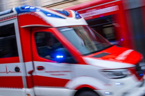 Rettungskräfte haben den Mann noch reanimiert, doch ohne Erfolg. (Symbolbild) Foto: Jens Büttner/dpa