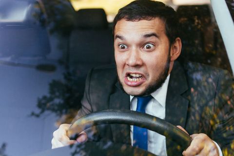 Setzt sich ein Mann hinter das Steuer, steigt das Unfallrisiko deutlich.
