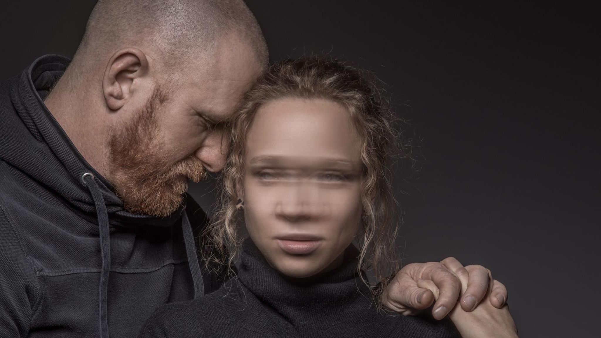 Ein Mann und eine Frau halten sich gegenseitig fest (Symbolbild Beziehung)