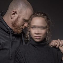 Ein Mann und eine Frau halten sich gegenseitig fest (Symbolbild Beziehung)