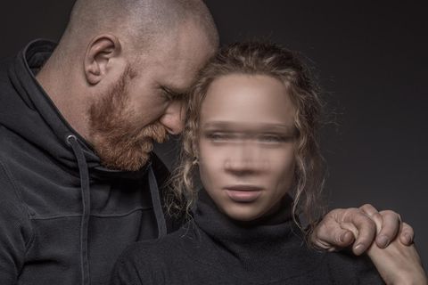 Ein Mann und eine Frau halten sich gegenseitig fest (Symbolbild Beziehung)