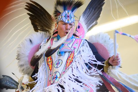 In traditioneller Kleidung demonstrierte "Supaman" vor Schülern einer siebten Klasse in Radebeul einen "Fancy War Dance" - eine