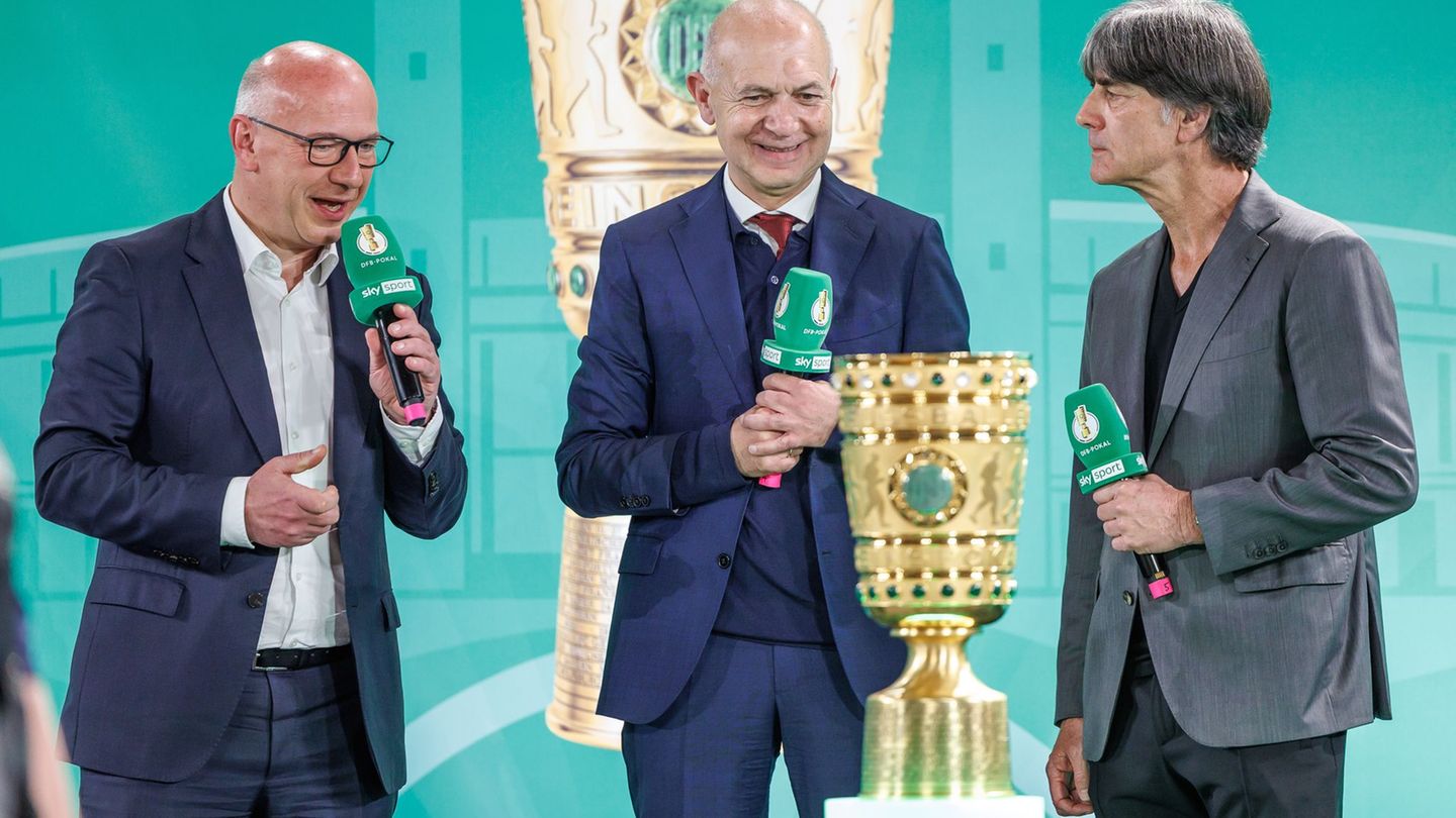 Ex-Bundestrainer Joachim Löw (r) bei der Übergabe des DFB-Pokals für das Finale in Berlin. Foto: Andreas Gora/dpa