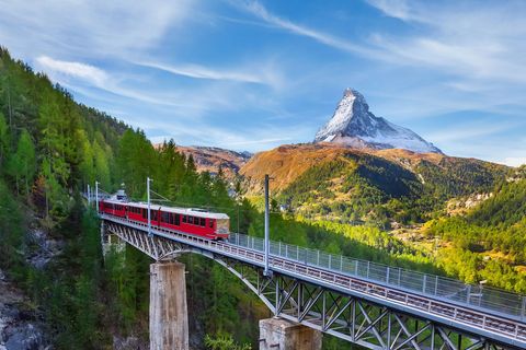 Keine Sprachbarrieren und kurze Wege in die Heimat machen die Schweiz und Österreich zu den beliebtesten Auswandererländern.