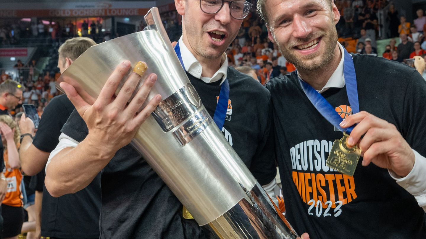 Feierte mit Ulm und Coach Gavel (rechts) 2023 den Meistertitel - im Sommer geht er nach München: Sportdirektor Thorsten Leibenat