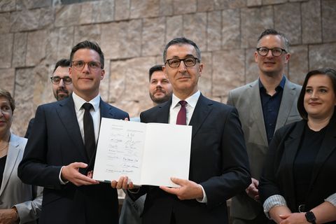 Cem Özdemir und Manuel Hagel haben den Koalitionsvertrag in Baden-Württemberg unterzeichnet. Foto: Bernd Weißbrod/dpa