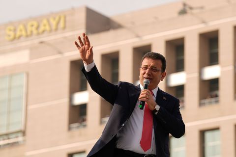 Der ehemalige Bürgermeister Ekrem Imamoğlu steht in zwei Prozessen gleichzeitig vor Gericht. (Archivbild) Foto: Emrah Gurel/AP/d