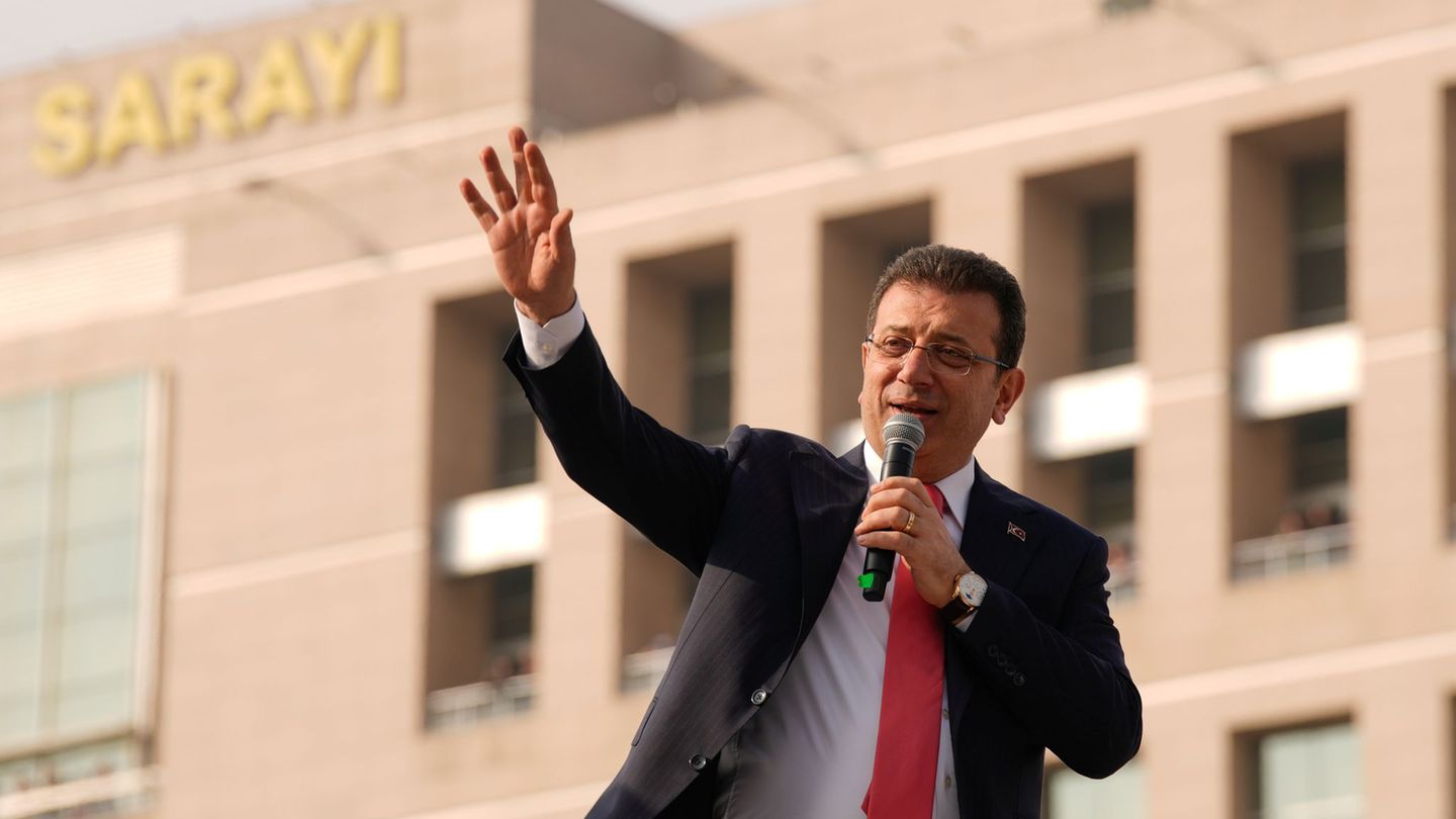 Der ehemalige Bürgermeister Ekrem Imamoğlu steht in zwei Prozessen gleichzeitig vor Gericht. (Archivbild) Foto: Emrah Gurel/AP/d