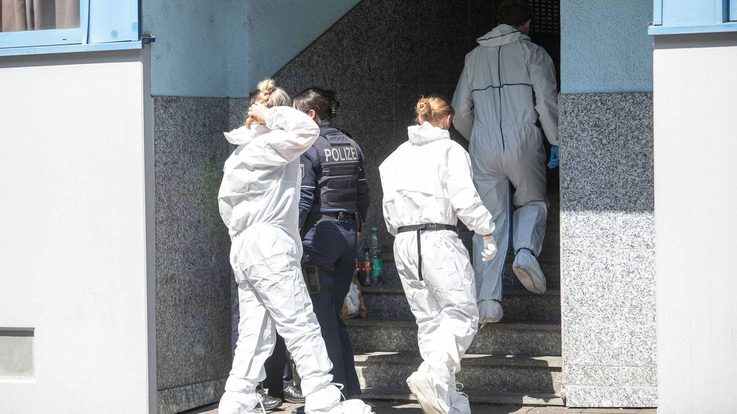 Beamte der Spurensicherung wurden am Samstag zu einem Wohnhaus in Köln-Ehrenfeld gerufen. Foto: Vincent Kempf/dpa